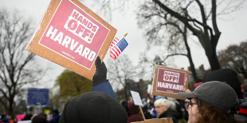 Harvard attaque Trump en justice : le bras de fer inédit autour de milliards de dollars gelés