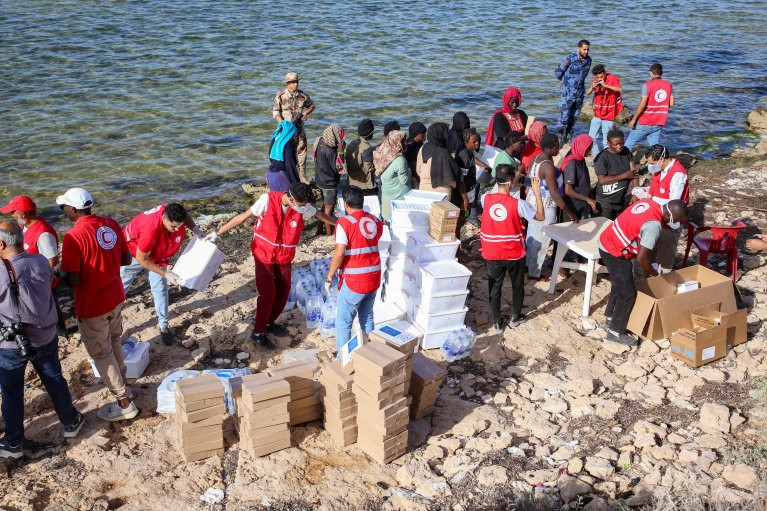 La Tunisie face à une crise de l'eau : le Croissant-Rouge s'engage dans une campagne nationale de distribution d'eau potable