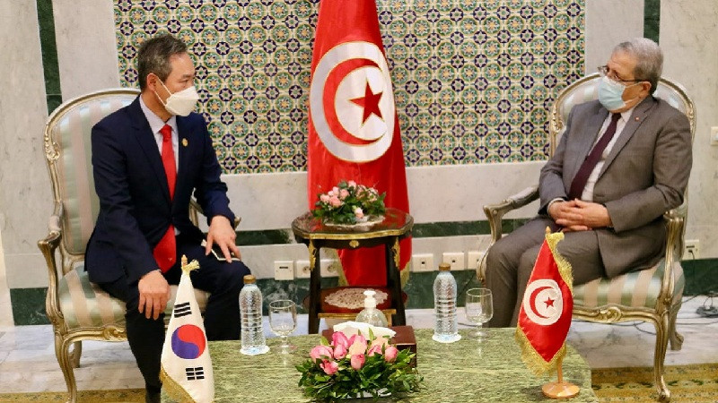 التصدي المطارد لبرشلونة في تونس: بين الاستثمار الصيني ومواجهة التحديات